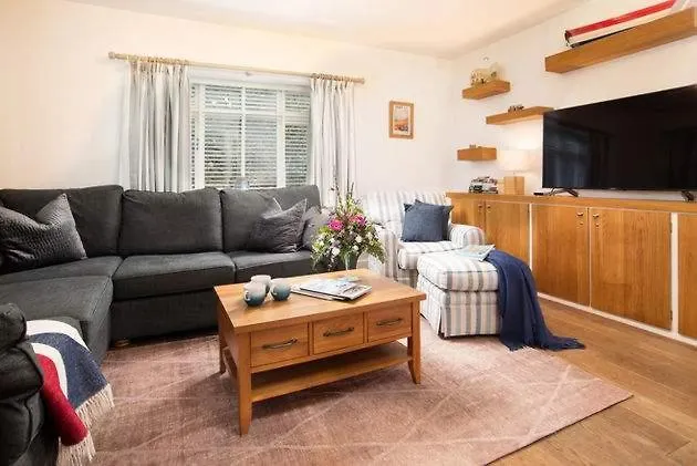 Beach Approach House - 30 Steps From Beach - Luxury House - Kids Slide And Chill-Out Room - Amazing Location - Garden Filey 0*,  Royaume-Uni