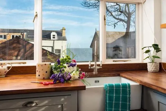 Beach Approach House - 30 Steps From Beach - Luxury House - Kids Slide And Chill-Out Room - Amazing Location - Garden Filey Hébergement de vacances