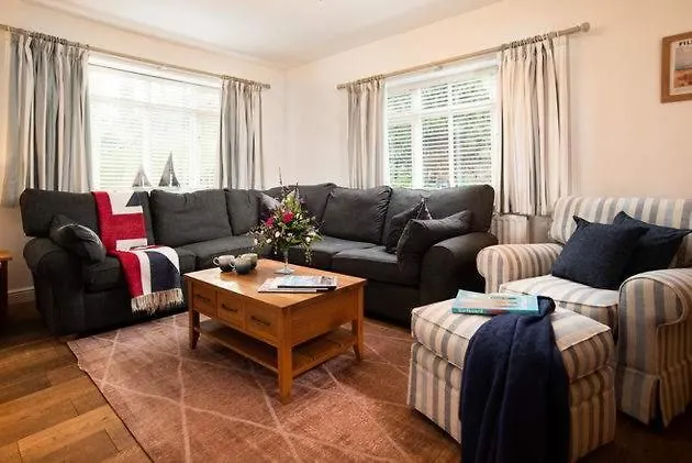 Beach Approach House - 30 Steps From Beach - Luxury House - Kids Slide And Chill-Out Room - Amazing Location - Garden Filey 0*,