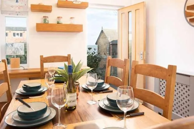 Beach Approach House - 30 Steps From Beach - Luxury House - Kids Slide And Chill-Out Room - Amazing Location - Garden Filey